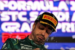 F1: El esperpento de la FIA contra Alonso, la ambigua norma que no permite "trabajar con el coche" y el xito de Aston Martin