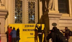 Greenpeace bloquea las entradas del Ministerio de Agricultura en protesta por las macrogranjas