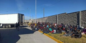 Hallan a 343 migrantes abandonados en un tráiler en México