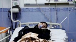 Hospitalizan a niñas en Irán tras ser envenenadas con gas