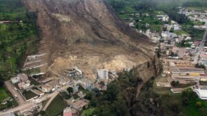 Impactantes imágenes de dron muestran masivo deslizamiento de tierra que mata a al menos 7 en Ecuador | Video