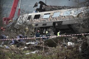 Imputan al jefe de estacin de Larisa por el accidente de trenes con 57 muertos en Grecia