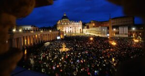 Instantáneas que cumplen una década: cómo se vivió la elección de Francisco en Roma
