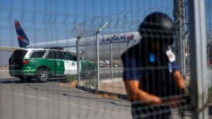 Intentan robar camión blindado en el aeropuerto de Santiago; hay 1 muerto