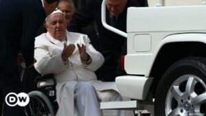 Internan al papa en hospital de Roma por posibles “problemas respiratorios” | El Mundo | DW
