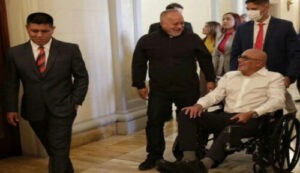 Jorge Rodríguez asiste al Parlamento en silla de ruedas