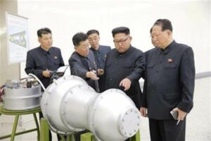 Kim Jong-un inspecciona cabezas nucleares y advierte a sus vecinos y a EE.UU.
