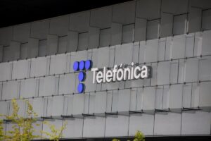 La CNMC multa a Telefónica con 6 millones de euros por incumplir compromisos en su fusión con DTS