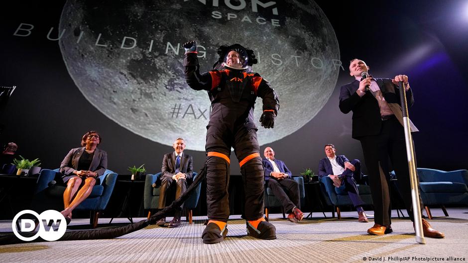 La NASA presenta un prototipo del traje espacial que usará en su próxima misión a la Luna | Ciencia y Ecología | DW