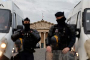 La aprobación por decretazo de la reforma de las pensiones aboca Francia a una crisis política