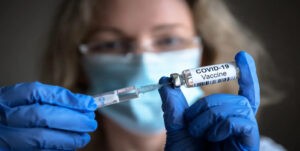 La vacunación reduce a la mitad el riesgo de Covid-19 prolongado