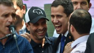 Opositores inician oleada de críticas contra Capriles por su decisión de ir a las parlamentarias