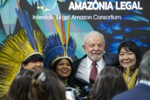 Lula se compromete a echar definitivamente a la minería ilegal de los territorios indígenas
