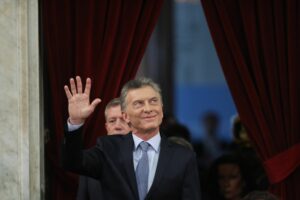 Macri renuncia a ser candidato y argentinos esperan que Fernández siga el ejemplo