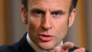 Macron encara este lunes dos mociones de censura mientras la protesta prende en la calle