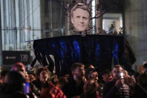 Macron salva in extremis su reforma de las pensiones, al fracasar la mocin de censura de la oposicin