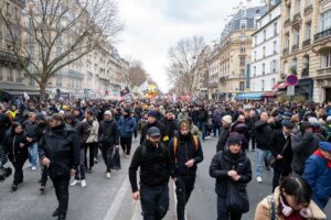 Manifestantes salen a las calles de París por séptima noche consecutiva en vísperas a la huelga general