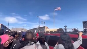 Migrantes intentan cruzar el Puente Internacional de El Paso por la fuerza
