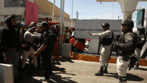 Migrantes venezolanos intentan cruzar a la fuerza frontera de EE. UU. en Ciudad Juárez