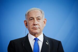 Netanyahu anuncia la paralización de la polémica reforma judicial por temor a una "guerra civil"