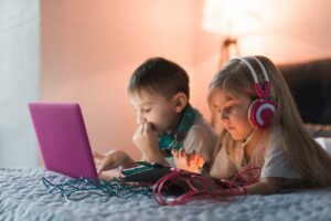 Niños y niñas: cómo enseñarles a detectar acciones sospechosas en Internet