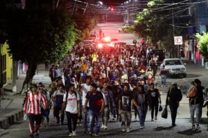 Nueva caravana migrante sale de México rumbo a EEUU con varios venezolanos