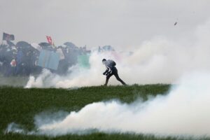 Nuevos disturbios en Francia durante una manifestacin ecologista