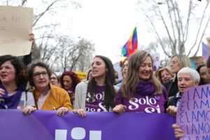 PSOE y Podemos irán a la marcha del 8M que rechaza reformar el sí es sí y el PP se suma a las contrarias a la Ley Trans