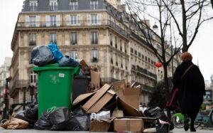 París se hunde en la basura tras ocho días de huelga