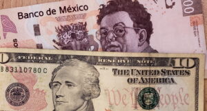 Peso mexicano rompe piso de 18 unidades frente al dólar