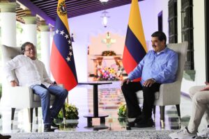 Petro llegó a Caracas para reunirse con el presidente Maduro