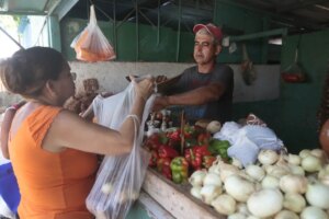 Poca oferta y altos precios de alimentos agujerean los bolsillos en Cuba