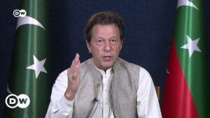 Policía de Pakistán intenta detener al ex primer ministro Imran Khan | El Mundo | DW
