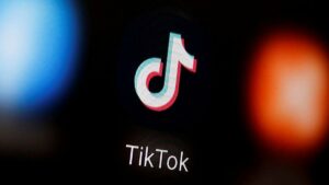 Reino Unido prohíbe TikTok en los móviles del gobierno