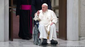 Salud del papa Francisco "mejora progresivamente" y sigue el tratamiento