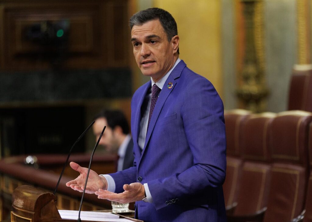 Sánchez acusa a Vox de aportar un "plus de brutalidad" al PP, cuya abstención a la moción es un pago en diferido