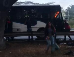 Siete estudiantes lesionados por incendio en bus universitario