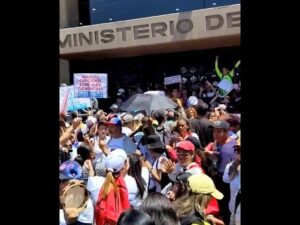 Trabajadores protestan frente al Ministerio de Educación