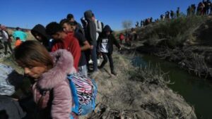 Tras incendio en México, migrantes buscan entregarse en Estados Unidos