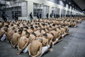 Trasladan a segundo grupo de 2.000 pandilleros a nueva cárcel de El Salvador – SuNoticiero
