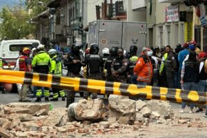 Trece fallecidos y 126 heridos por el sismo de magnitud 6,5 en Ecuador - AlbertoNews