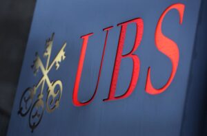 UBS prepara la compra de Credit Suisse por 930 millones de euros para evitar su colapso, según el 'Financial Times'