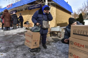 Ucrania acapara la ayuda humanitaria; otros pueblos se resienten