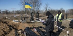 Ucrania sigue encontrando fosas con víctimas de la ocupación rusa