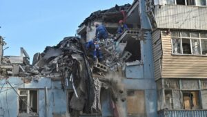 Un ataque ruso contra un edificio de viviendas en Zaporiyia deja 13 civiles muertos