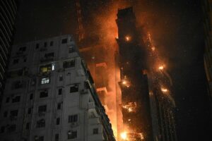 Un incendio en un rascacielos en obras de Hong Kong deja al menos dos heridos y 100 evacuados