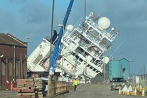Varios heridos al volcar un barco en el puerto de Edimburgo