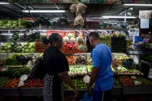 Venezolanos necesitan casi 500 dólares para cubrir la cesta alimentaria familiar, según Cendas