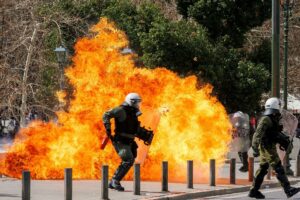Violentos enfrentamientos entre policía y manifestantes en Atenas en una protesta por el accidente de tren