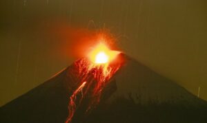 Volcán ecuatoriano Sangay registra cerca de 90 explosiones en un día